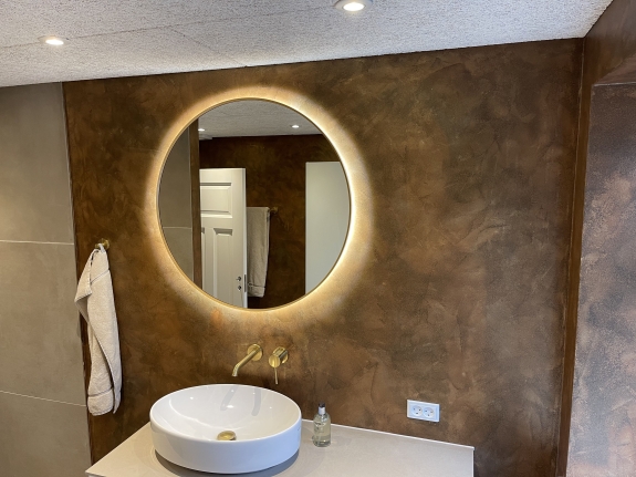 Microcement væg med brunt design i badeværelse
