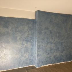 Microcement væg med blåt design