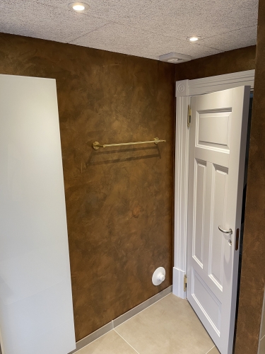 Microcement væg med brunt design i badeværelse
