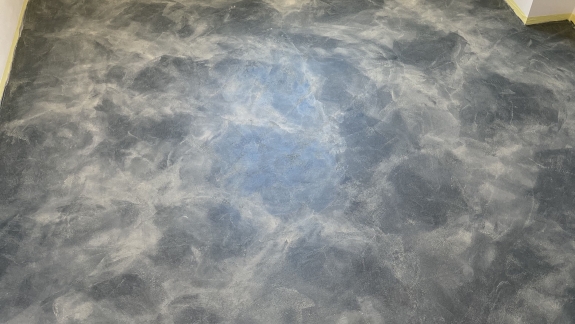 Microcement gulv med blåt design