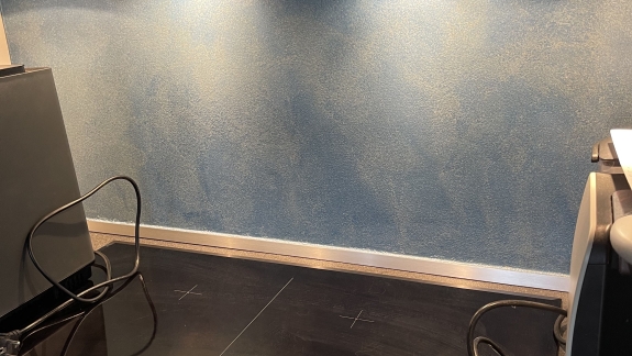 Microcement væg med blå design