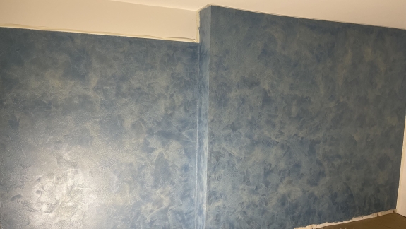 Microcement væg med blåt design